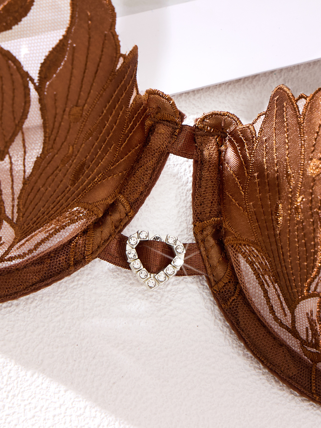 Coffee-colored embroidered pri - مراجعة Coffee&Tea House Opinie وسعره